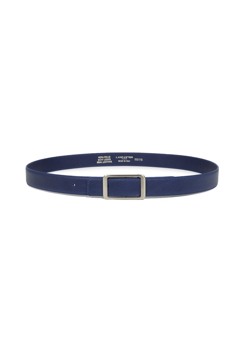 Cintura in pelle blu navy con fibbia rettangolare argentata, bordi cuciti e marcature della taglia all'interno, posizionata su uno sfondo bianco.