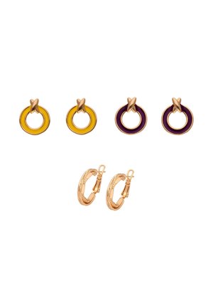 Două perechi de cercei circulați: o pereche cu inele emailate galbene și mov, cu accente de cruci aurii, și o pereche de cercuri aurii texturate simple.