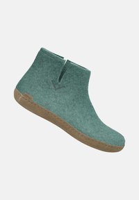 Wysokie niebieskie filcowe kapcie z brązową szytą podeszwą, małym rozcięciem oraz subtelnym haftem z boku.