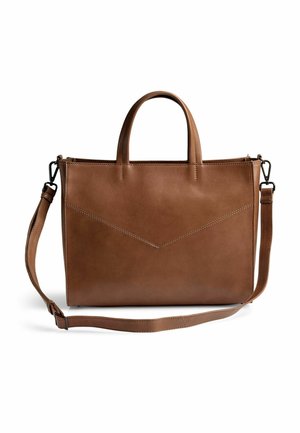 Sac à main rectangulaire en cuir marron avec des poignées courtes et une bandoulière longue amovible, design simple avec un détail de couture en chevron à l’avant.