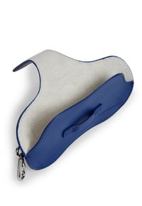 Μπλε δερμάτινη θήκη με λείο εξωτερικό μέρος και μαλακή επένδυση από σουέτ· διαθέτει φερμουάρ και μικρή λαβή για εύκολη μεταφορά.