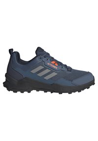 Chaussure de trail Adidas Terrex bleu foncé avec des bandes grises, logo orange, fermeture à lacets et semelle noire robuste pour une utilisation en plein air.