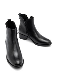 Czarne skórzane botki za kostkę o gładkim wykończeniu, z bocznymi zamkami błyskawicznymi, niskimi, blokowymi obcasami oraz miękką podszewką. Okrągły czubek i konstrukcja sięgająca do kostki.