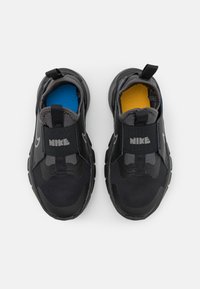 Nike Performance FLEX RUNNER 2 UNISEX - Road running shoes - black/flat pewter/anthracite/photo blue