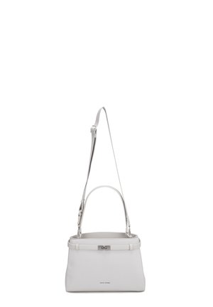 Sac à main en cuir blanc avec poignée supérieure et bandoulière réglable, boucle argentée et petit logo de la marque au centre avant.