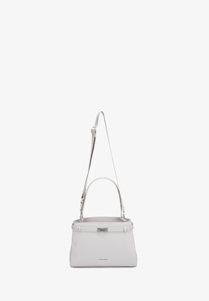 Sac à main en cuir blanc avec poignée supérieure et bandoulière réglable, boucle argentée et petit logo de la marque au centre avant.