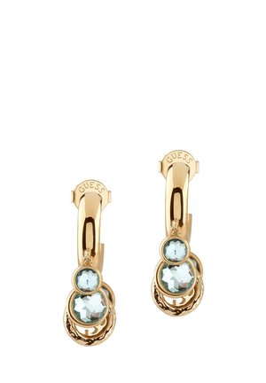 Orecchini a cerchio in tono oro con tre gemme blu di dimensioni diverse, incastonate in un design decorativo a strati con una finitura lucida.