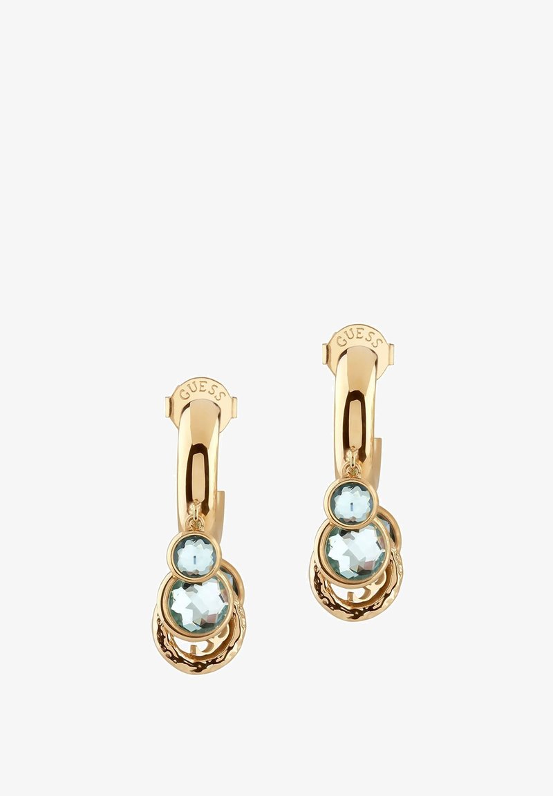 Orecchini a cerchio in tono oro con tre gemme blu di dimensioni diverse, incastonate in un design decorativo a strati con una finitura lucida.