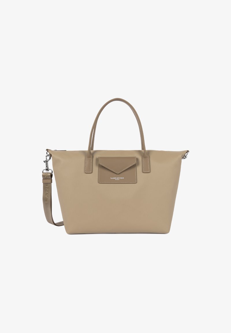 Beige tote bag met twee handvatten, een afneembare schouderriem en een voorzak in envelopstijl met de opdruk "LANCASTER PARIS".