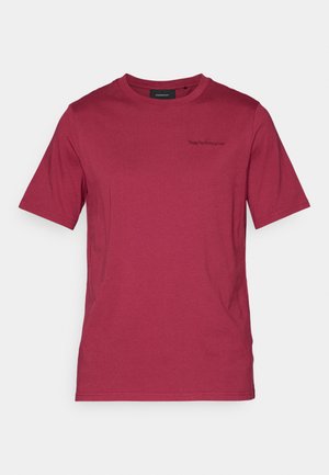 Bordeaux-kleurig T-shirt met korte mouwen en ronde hals, voorzien van een klein "Peak Performance" logo op de bovenste linkerborst.