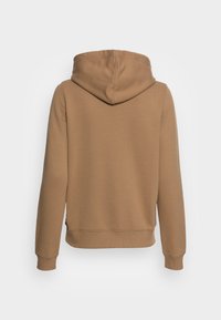 Sudadera marrón con capucha redondeada, mangas largas y una parte inferior con dobladillo. Fabricada con un tejido texturizado, presenta puños acanalados y un forro interior.