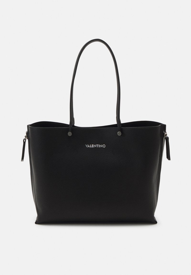 Svart läder tote-väska med två långa handtag, en texturerad yta och dragkedjestängning. Har silverfärgade loggdetaljer på framsidan.