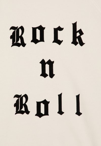 Tejido blanco con un texto negro en negrita que dice "Rock n Roll" en una fuente inspirada en el gótico. Textura suave sin patrones o acentos adicionales.