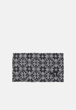 Strick-Stirnband mit einem geometrischen Schwarz- und Graumuster, das eine weiche Textur und ein kleines Logo-Detail in der unteren Ecke aufweist.