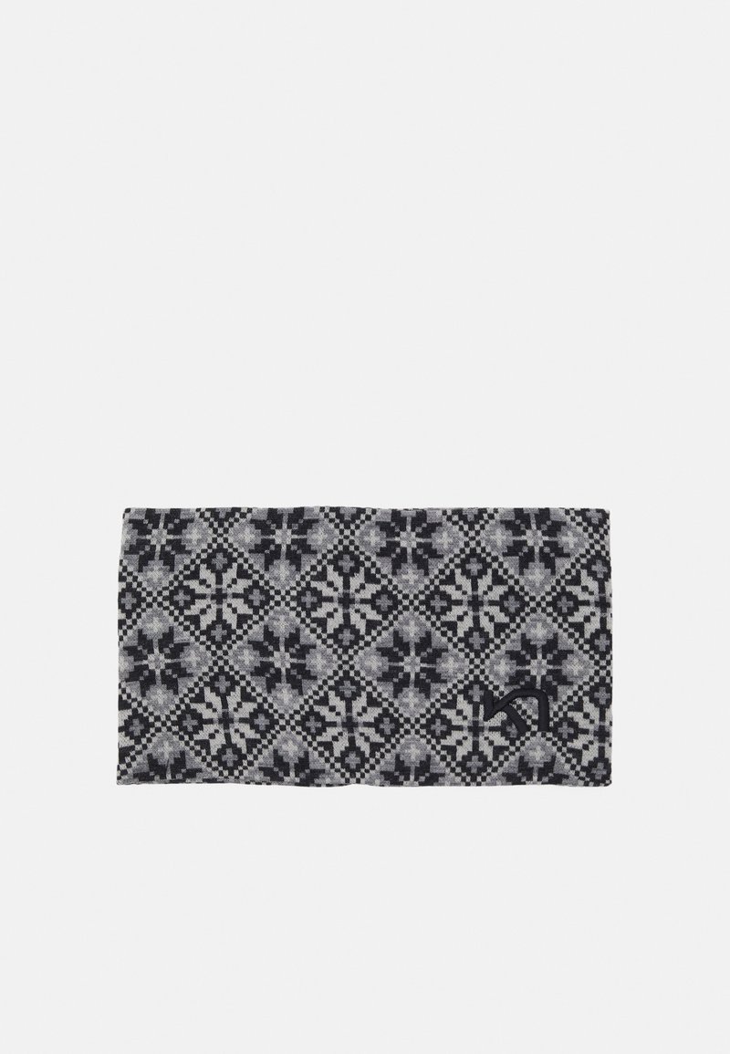 Stickad pannband med ett geometriskt svart- och gråmönster, som har en mjuk textur och en liten logotypdetalj i det nedre hörnet.