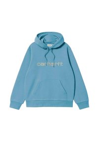 Sudadera con capucha de color azul claro, hecha de una tela suave, que cuenta con un bolsillo frontal y un logo bordado de "carhartt." en color beige.