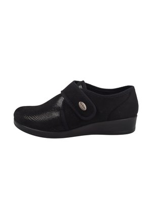 Scarpe nere con una parte superiore in rete, accenti in morbido camoscio e chiusura a strappo. Presentano una punta arrotondata e un tacco a zeppa basso.