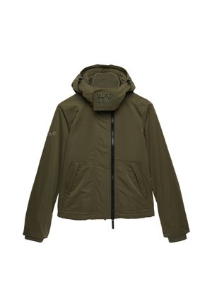 Veste à capuche vert olive avec fermeture éclair à l'avant, deux poches inclinées, poignets côtelés et logo "SUPERDRY M N" sur la capuche et la manche gauche.