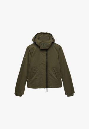 Veste à capuche vert olive avec fermeture éclair à l'avant, deux poches inclinées, poignets côtelés et logo "SUPERDRY M N" sur la capuche et la manche gauche.