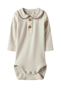 Biały bodysuit z długim rękawem i kołnierzykiem typu Peter Pan, zdobiony brązowym wykończeniem i dwoma drewnianymi guzikami. Trzy zapięcia na napy u dołu.