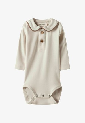 Biały bodysuit z długim rękawem i kołnierzykiem typu Peter Pan, zdobiony brązowym wykończeniem i dwoma drewnianymi guzikami. Trzy zapięcia na napy u dołu.