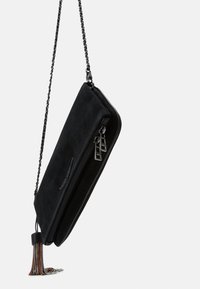Sort ruskind clutch med lynlåslukning, dekorativ kvast i multifarvede perler og en kæderekke til skulderen. Slankt design og rektangulær form.