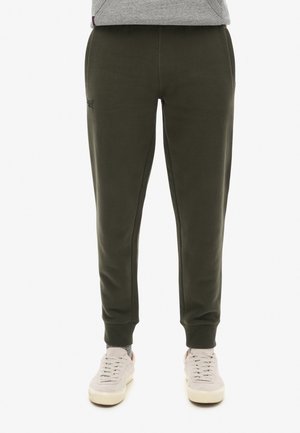 Oliven grønne sweatpants lavet af blødt stof, med sidelommer, elastiske manchetter og en lille logo detalje nær taljen.