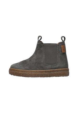 Stivaletto in suede grigio con pannelli laterali elasticizzati, linguette di estrazione e suola in gomma marrone. Presenta punta arrotondata e semplici dettagli di cucitura.