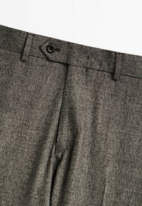 Graue karierte Hose mit geradem Schnitt, Knopfverschluss, vorderen Falten und strukturierter Stoffoberfläche.