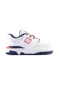 Sneaker New Balance 550 blanche avec des accents navy et rouge. Comprend une tige perforée, un col rembourré et une semelle en caoutchouc texturée.