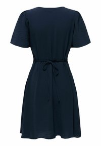 Robe courte bleu marine foncé à manches courtes, en tissu texturé, taille cintrée avec ceinture nouée, et légère évasée de la taille à l'ourlet.