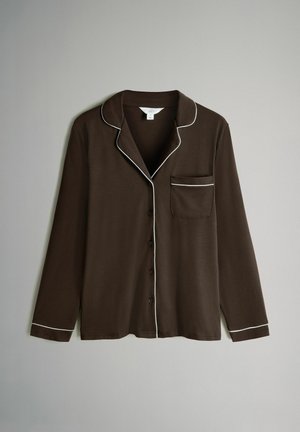 Bruin lange mouwen shirt met een kraag, witte piping langs de randen, een enkele borstzak en knoopsluiting aan de voorkant. Gladde textuur.