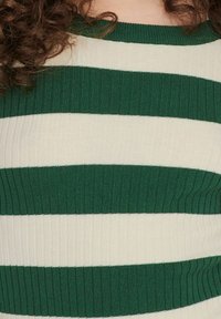 Geribbelde gebreide trui met afwisselend donkergroene en crèmekleurige horizontale strepen, met een ronde hals en een aansluitende pasvorm.