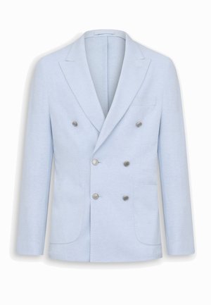 Hellblauer, doppelt geknöpfter Herrenblazer mit Spitzrevers, sechs metallischen Knöpfen und aufgesetzten Fronttaschen vor weißem Hintergrund.