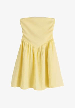 Gelbes trägerloses Kleid mit tailliertem Oberteil und gerafftem Rock, gefertigt aus leichtem Stoff für eine fließende Silhouette.