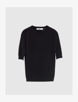 Čierne tričko s krátkym rukávom a okrúhlym výstrihom, s rebrovanými manžetami a lemom, položené na svetlom pozadí, štítok s nápisom „DAY“.