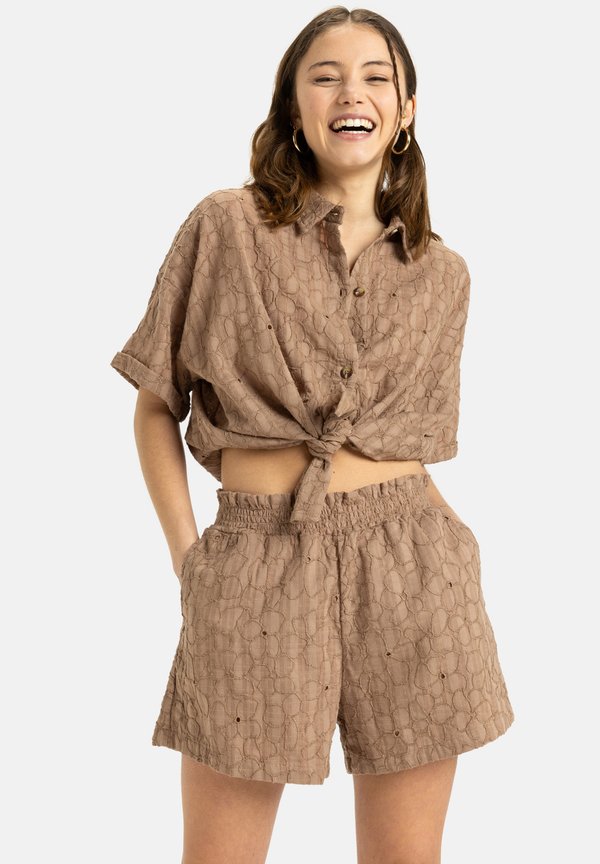 NOSTALGIA - MIT KURZEN ÄRMELN  - Button-down blouse - tec3