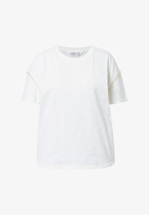 T-shirt bianco realizzato in tessuto morbido con maniche corte, caratterizzato da un delicato bordo testurizzato lungo le cuciture delle spalle e un colletto rotondo.