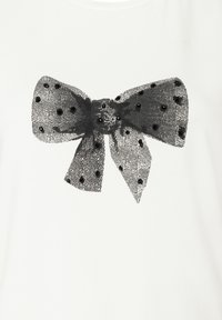 Zwarte tule strik met polka dotjes en een centrale knoop, gedrukt op een witte stoffen achtergrond. Heeft een delicate textuur en gedetailleerd ontwerp.