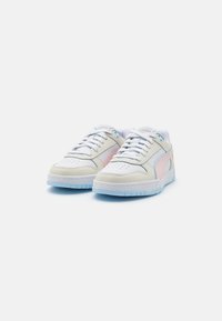 Sneaker in pelle bianca con accenti rosa chiaro e blu, punta rotonda, parte anteriore perforata e lacci piatti. Suola in gomma testurizzata.