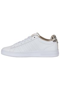Baskets blanches de sport avec une tige synthétique lisse, à lacets à l'avant et un détail en imprimé léopard à l'arrière sur le talon. Semelle en caoutchouc, design classique.