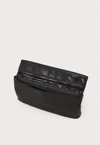 Clutch nera in rete con superficie testurizzata, dotata di chiusura con zip, forma piatta e un rivestimento lucido visibile nella parte superiore.