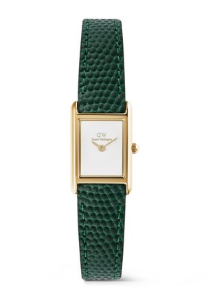 Négyzet alakú aranyóra fehér számlappal, számok nélkül, arany mutatókkal és texturált sötétzöld bőrszíjjal.
