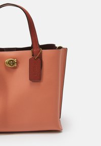 COACH WILLOW TOTE - Mala de mão - light coral multi
