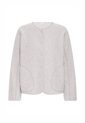 Cardigan en polaire gris clair avec un col rond, six boutons à l'avant et deux grandes poches latérales. Présente des surpiqûres ton sur ton et une texture douce.