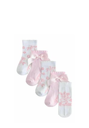 Fünf Babysocken in Weiß und Rosa, mit Schleifen und dezenten Blumenmustern in zarten Rosatönen, abwechselnd angeordnet.