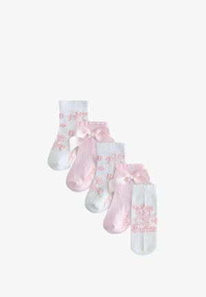 Vijf babysokjes in wit en roze, met strikjes en subtiele bloemmotieven in lichtroze tinten, afwisselend gerangschikt qua kleur.