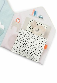 Libro de tela suave con ilustraciones en tonos pastel. Presenta un bolsillo de lunares negros que contiene un conejito de peluche con detalles faciales bordados.