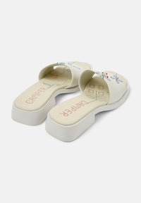 Sandali piattaforma bianchi con design open-toe. Presentano ricami floreali multicolori sulla parte superiore e il testo "CAMPER" sulla soletta.