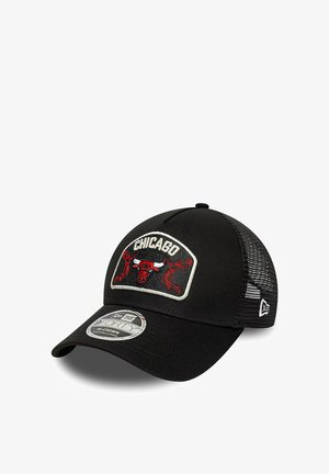 Schwarze Mesh-Baseballkappe mit Chicago Bulls Logo-Patch und roten Spielersilhouetten, gebogenem Schirm und New Era Markenaufkleber auf der Vorderseite.